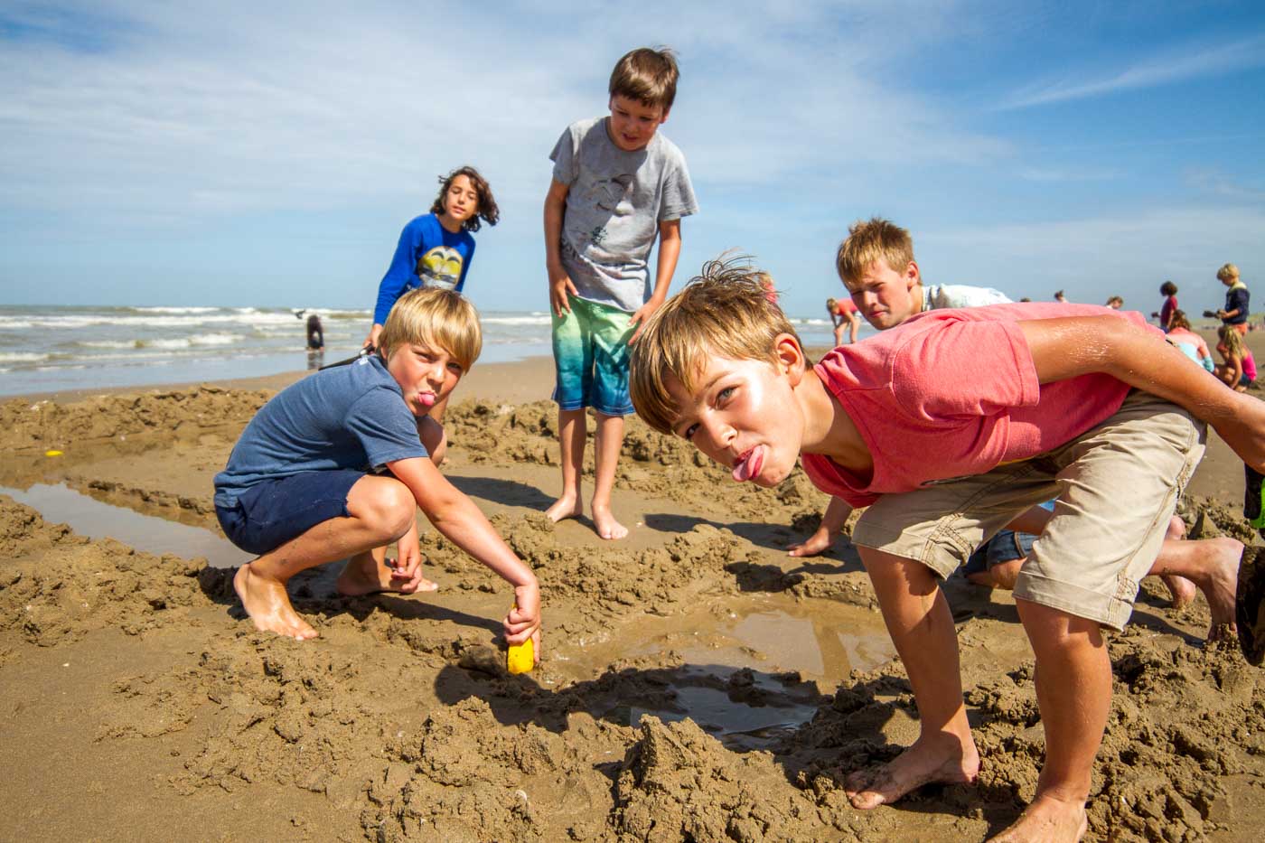Spelen op het strand tijdens kinderfeestje