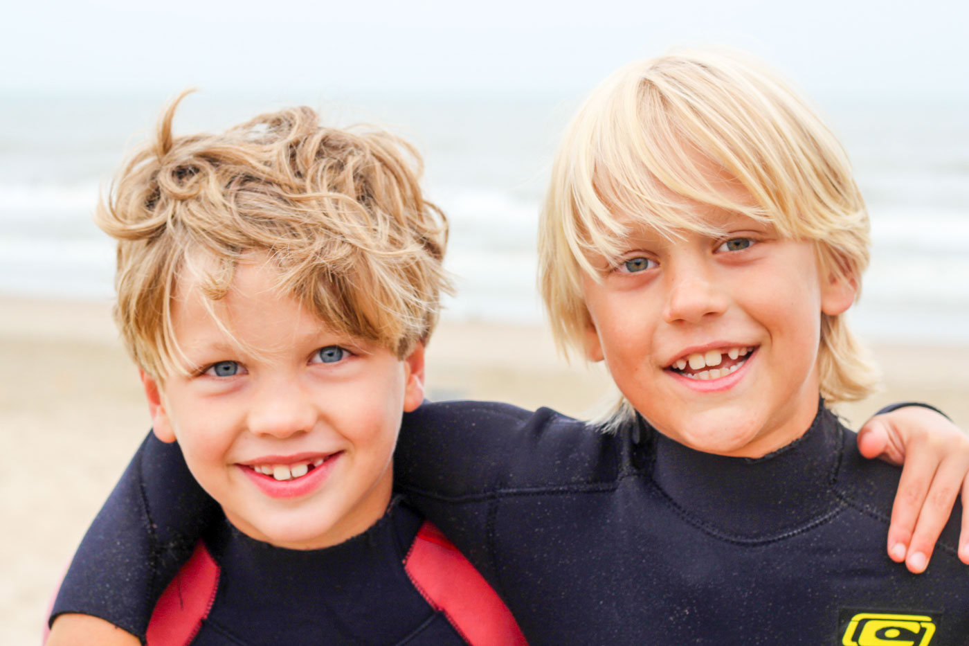 jongen surft mooie golf tijdens surfclub