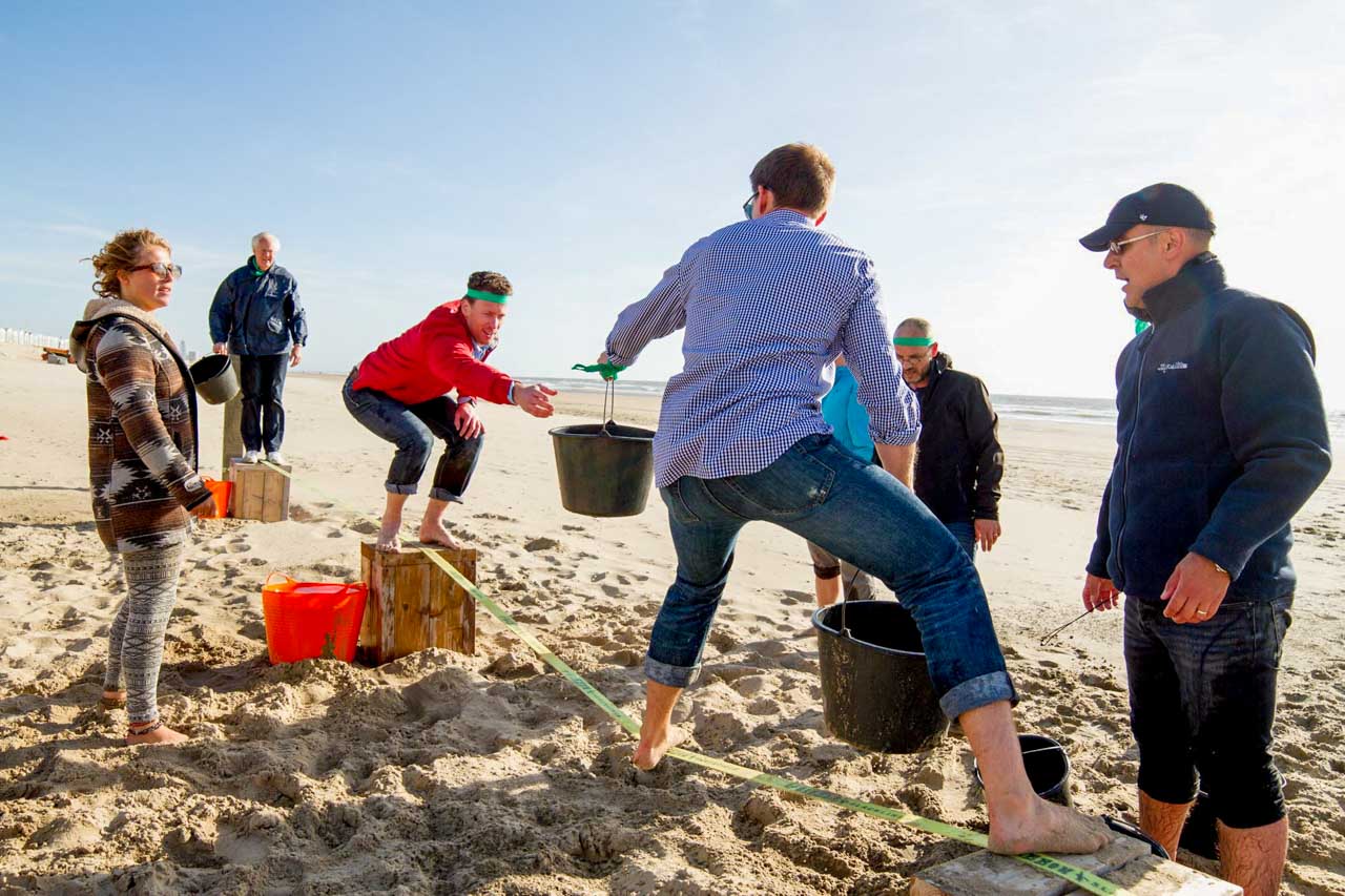 afdelingsuitje op het strand