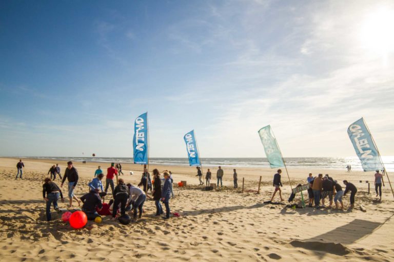bedrijfsuitje op het strand