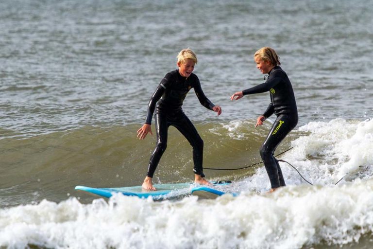 Surfles bij surfclub voor kinderen