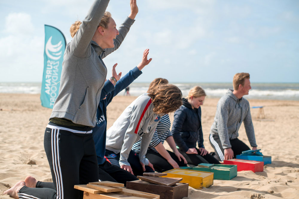 groepje kinderen wint met strandspel