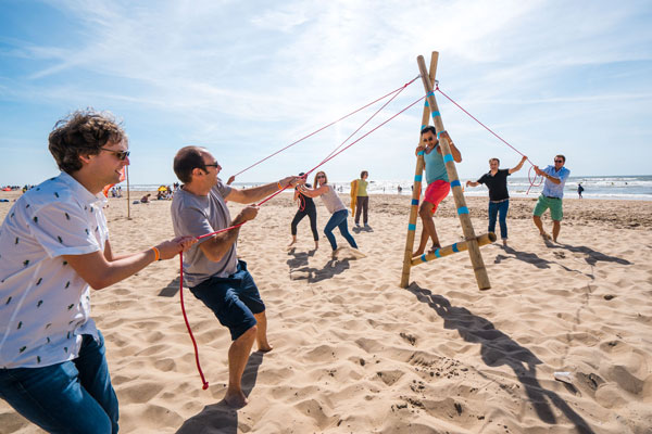 bijzonder groepsspel op het strand
