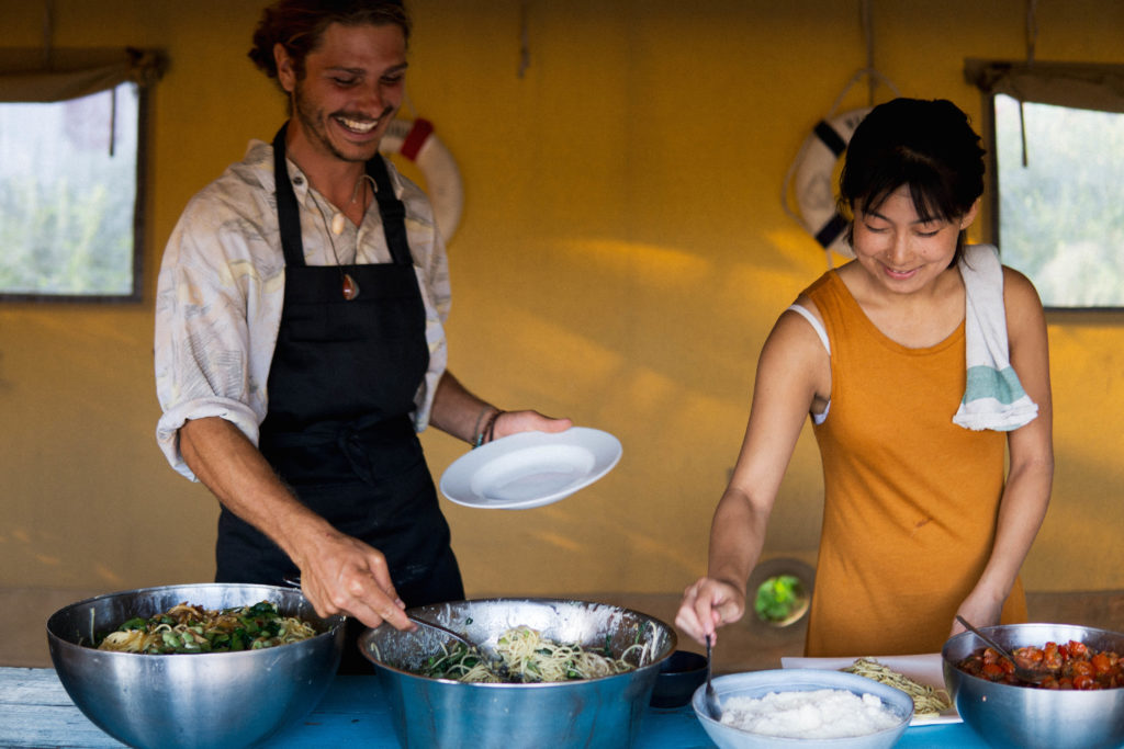 Eten wordt opgeschept door de Kitchen crew